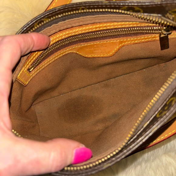 💎RARE💎Authentic (AR0072) LOUIS VUITTON “Trotteur” Shoulder Bag - Picture 7 of 12